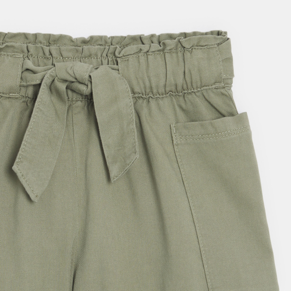 شورت انسيابي كاكي بحزام للفتيات